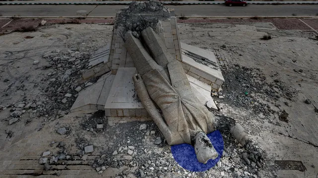 Het gevallen standbeeld van Hafez al-Assad