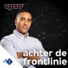 Promotiebeeld van de VPRO-podcast 'Achter de Frontlinie'. Abdou in een lichtblauw overhemd staat met gekruiste armen voor een donkere achtergrond met kaartlijnen en stippen. Links bovenin staat het VPRO-logo en linksonder het NPO Radio 1-logo. De titel 'achter de frontlinie' staat groot in witte letters onderaan.