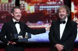 Peter Jackson ontvangt de ere-Palm uit handen van Elijah Wood op het filmfestival van Cannes 2026