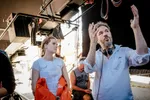 Amy Adams en Denis Villeneuve op de set van Arrival