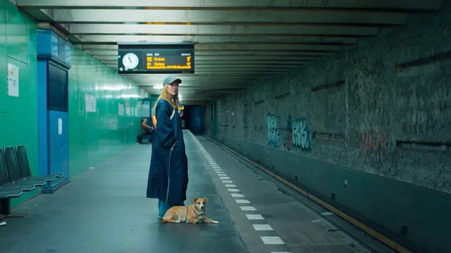 Jip van den Toorn op een metro-perron in Berlijn, samen met haar hondje Bennie