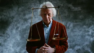 Afbeelding van Ybo Buruma achter de weegschaal van vrouwe justitia