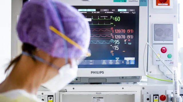 Een zorgmedewerkster op de intensive care (IC) van het HMC Westeinde ziekenhuis.