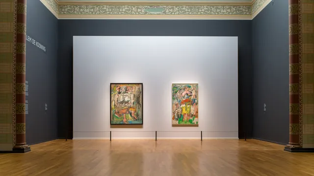 kunstwerken van Willem de Kooning (rechts: woman, links: woman and bicycle) in eregalerij