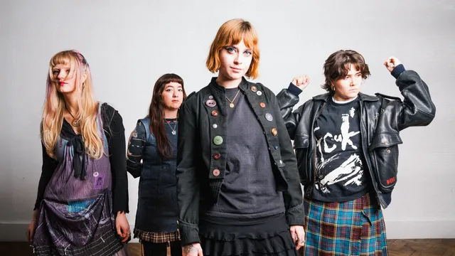 de indiegirlband Lime Garden met zn vieren op een rij en zangeres chloe staat vooraan