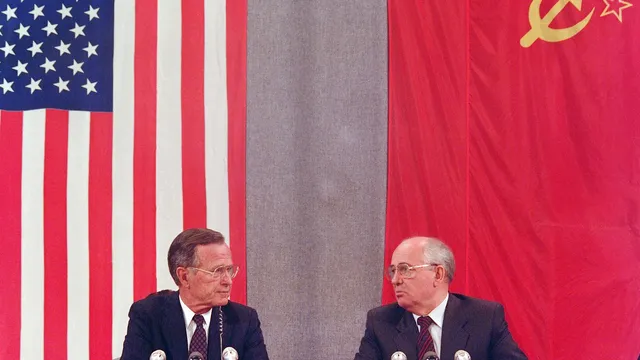 De Amerikaanse president George Bush en de toenmalig leider van de Sovjet Unie Michael Gorbatsjov bij het tekenen van het START-verdrag in 1991