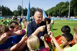 ZEIST - Bondscoach Louis van Gaal woont de opening bij van het landelijke schoolvoetbaltoernooi op de KNVB Campus in Zeist. Basisschoolkinderen van groep 5 tot en met 8 die de finale hebben bereikt, spelen, verdeeld over 26 teams, om de eerste plaats van het toernooi. ANP OLAF KRAAK
