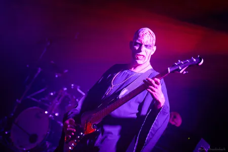 De bassist van Asagraum In Iduna
