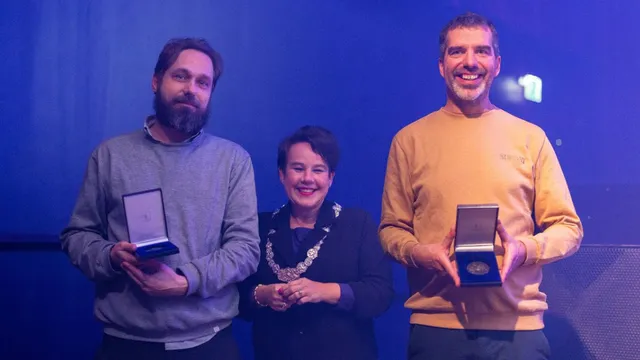 Bob van Heur (links) en Johan Gijsen (rechts), met in hun midden burgemeester Sharon Dijksma