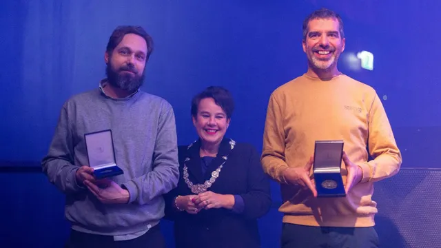 Bob van Heur (links) en Johan Gijsen (rechts), met in hun midden burgemeester Sharon Dijksma