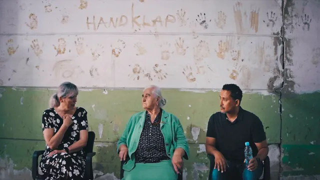 Kevin (rechts) en zijn vrouw (links) met een 'moeder van Srebenica' (midden)