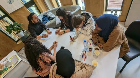 Redactiebijeenkomst voor De Niemanders Krant