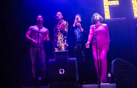 Achtergrondkoor bij Five Dollar Shake