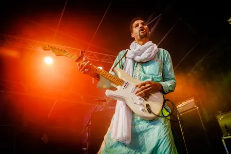Mdou Moctar live in de Lima op Lowlands