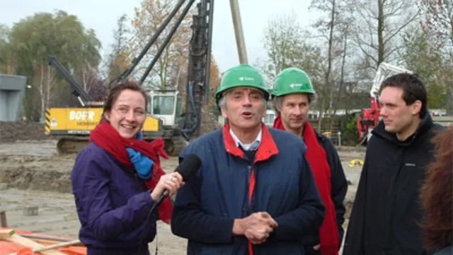 Vader en dochter Duran op de bouwplaats van de nieuwe fabriek