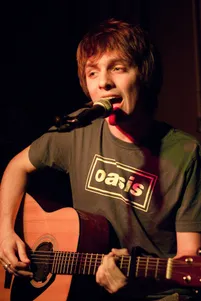Hartenbreker en leadzanger Joni van der Leeuw van OIIO in actie
