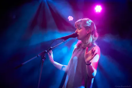 Esther de Jong zingt