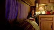 Bibi zit in bed, ze kijkt verbaasd.