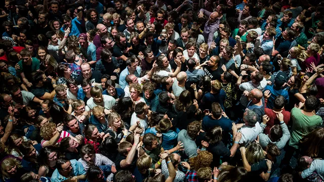 De Staat speelt Witch Doctor