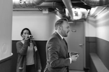 Arjen heeft altijd paparazzi achter zich aan, ook backstage.