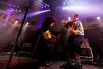 Frontvrouw en bassist Francis of delirium headbangend tegenover elkaar