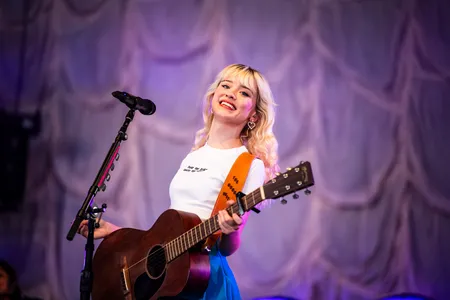 Maisie Peters op het Tent Stage tijdens Pinkpop 2023