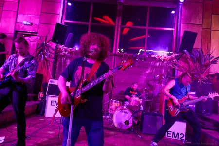 Dan and the Middle Men