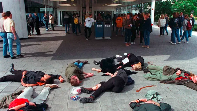 Leden van de actiegroep Onkruit vergaat niet lagen zaterdag ,,bebloed'' verspreid voor de Jaarbeurs. Op deze wijze wilden zij protesteren tegen de Landmacht die op de jongerenbeurs Megafestatie personeel wierf. 1998