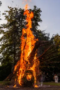 Brandende wicker bij Castlefest