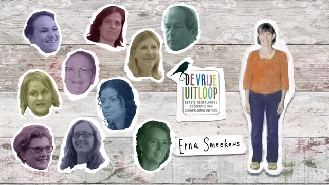 Een grafische afbeelding op een houten achtergrond toont tien portretfoto's in verschillende kleurtinten, samen met een staande illustratie van een vrouw in een oranje trui en jeans gelabeld "Erna Smeekens". In het midden staat het logo van "De Vrije Uitloop – Eerste Nederlandse coöperatie van scharrelondernemers".