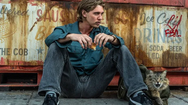 Austin Butler en een kat in de film Caught Stealing