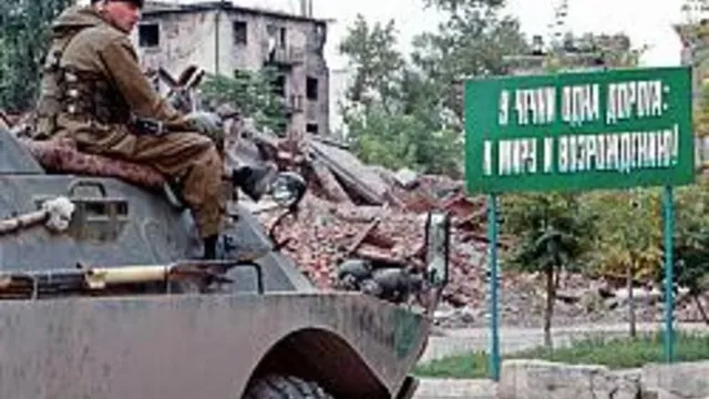 Russische soldaten in de straten van Grozny