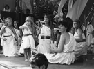 3 september 1977  2e echte Nationale Vrouwenfestival. Met een spetterend openluchtspel over de Amazones.
Geschreven door Maaike Meijer. Op de foto: Maaike Meijer met de Amazone kinderen.