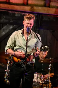 Aaron Asbury en band