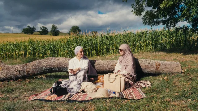 En nu heeft zij een documentaire gemaakt waarin ze onder andere in gesprek gaat met haar moeder. In Aut There (4 maart op ZWART) zien we de twee op een roadtrip door Frankrijk vrijuit, liefdevol en vertrouwelijk praten met elkaar. ‘Mijn moeder probeert me op een diep niveau te begrijpen,’ zegt El Yandouzi.