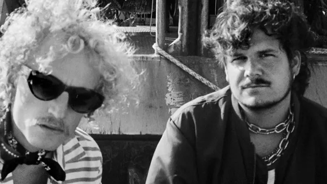 Een zwart-witte bandfoto van het duo Velocity Made Good