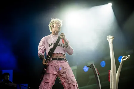 Machine Gun Kelly op het Noordpodium tijdens Pinkpop 2023