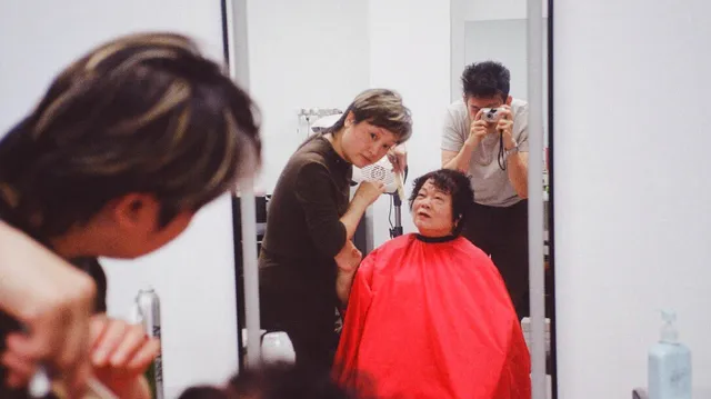 De moeder van Pete Wu bij de kapper in Wenzhou