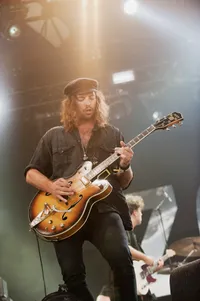 Go Back To The Zoo live op Lowlands 2012.