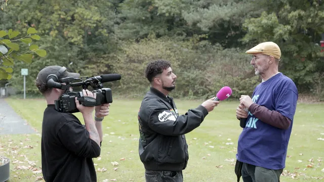 PowNed interviewt een demonstrant tijdens protesten.