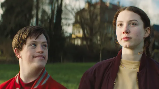 Jippie (Wesley van Klink) en Lily (Kee Derwig) in een veld starend naar de verte