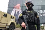 Een Iraanse soldaat staat wacht