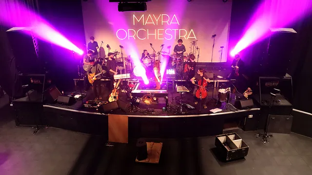 Niet alleen het geluid, maar ook de nieuwe laserbeamer wordt getest tijdens de soundcheck