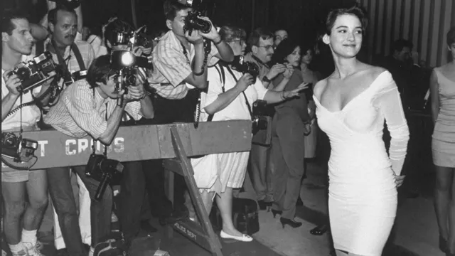 Winona Ryder wird bei der Premiere von Great Balls of Fire (1989)