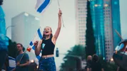 Een tiener protesteert tijdens de demonstratie tegen de hervorming van het rechtssysteem in Tel Aviv.
