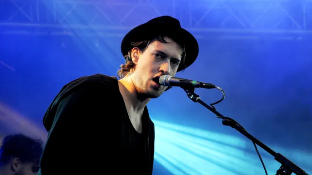 Zanger-gitarist Eloi Youssef van Kensington