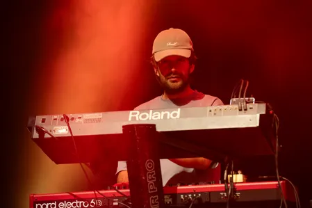 Close-up van de toetsenist van Splendid tijdens het optreden in de Nobel