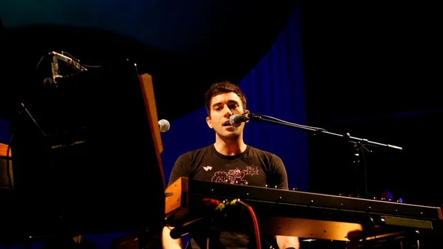 Stevens in het midden van Dessner en Muhly