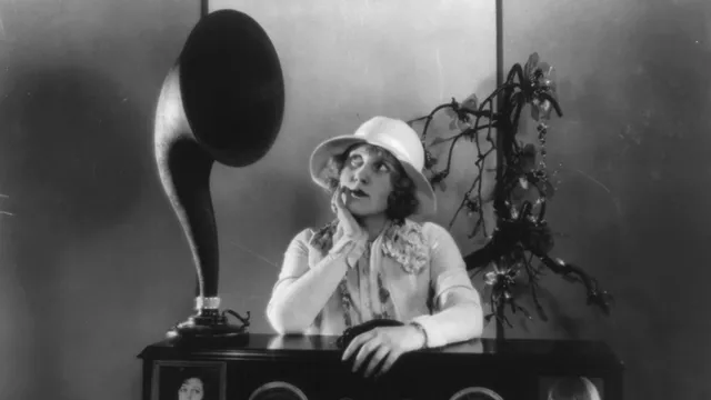 zwart-wit afbeelding, vrouw luistert naar radio