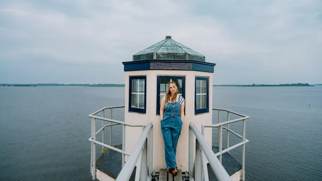Lisa Ploeger op een vuurtoren
